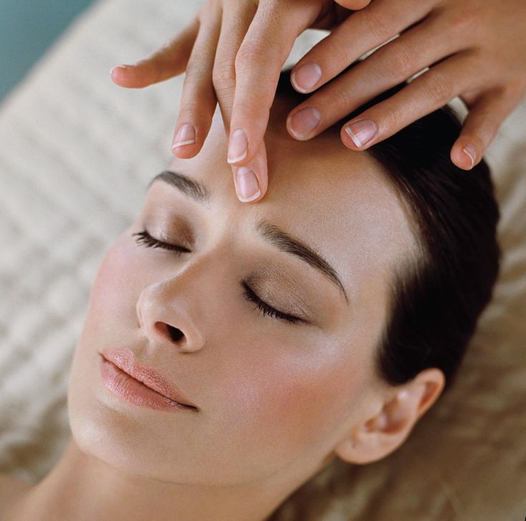 Acupressure du visage et de la tête pendant une séance de relaxation