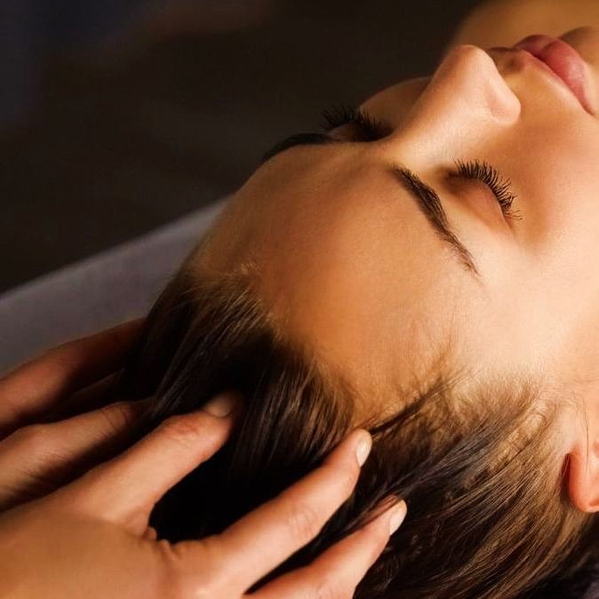 Massage du cuir chevelu pour apaiser les tensions