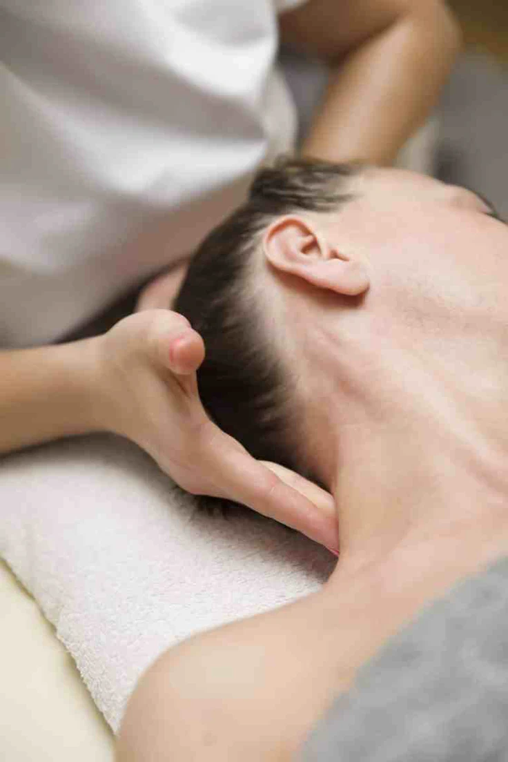 Massage de la tête et de la nuque pour relâcher les tensions