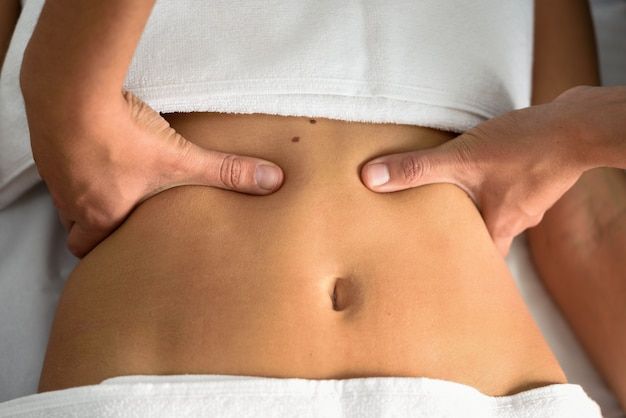 Massage abdominal et détente du ventre