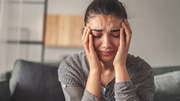 Femme ressentant du stress et des tensions physiques