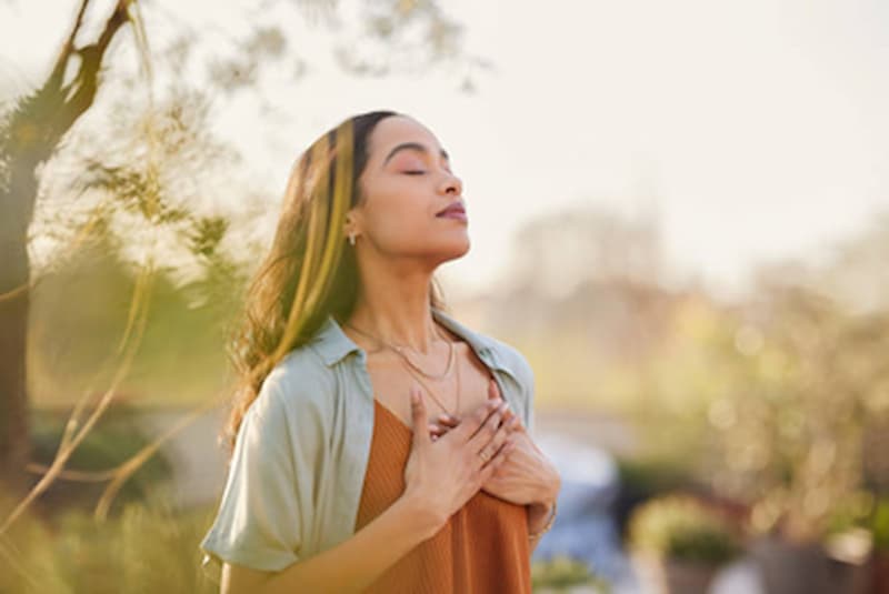 Femme pratiquant une respiration consciente pour apaiser le stress