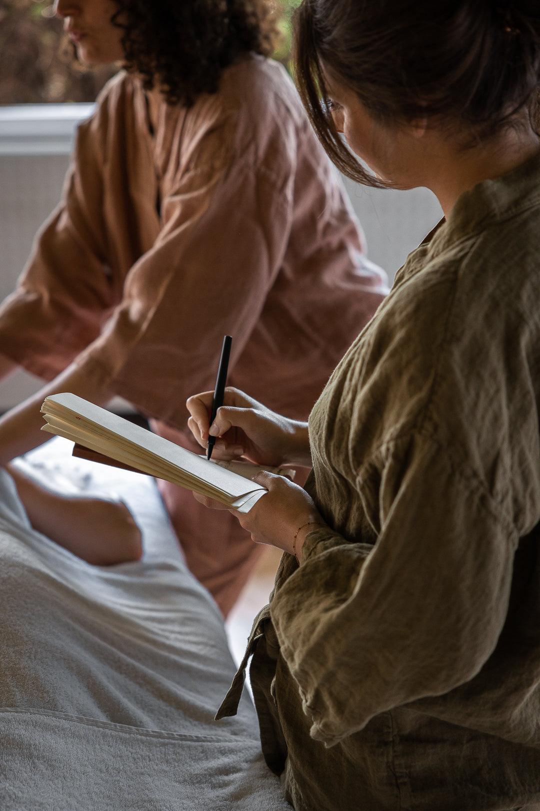 Formation Lahochi avec prise de notes pendant l’apprentissage