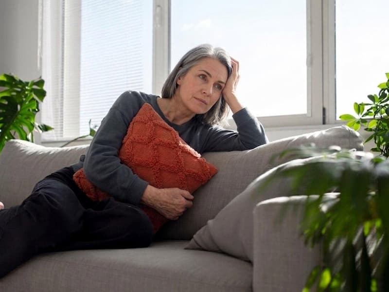 Femme de 50 ans ressentant de la fatigue pendant la ménopause